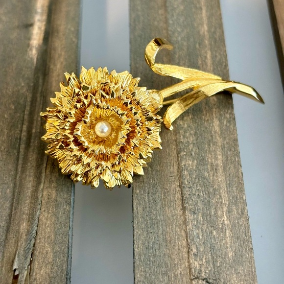 Stunning Vintage Dimensional Carnation Flower Brooch with Cultured Pearl - Picture 4 of 7